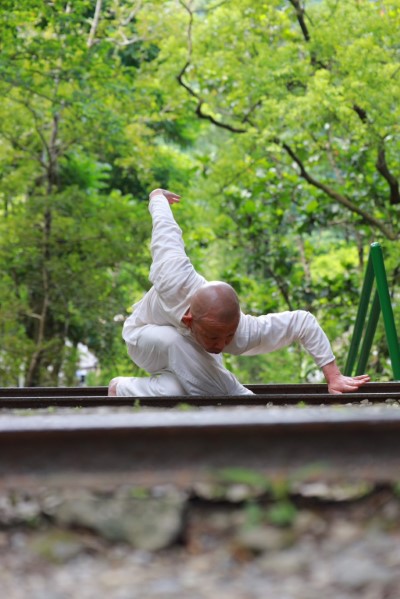 「舞踏－太田直史」以肢體與自然對話，在林間舞出對生命的探索與敬意。