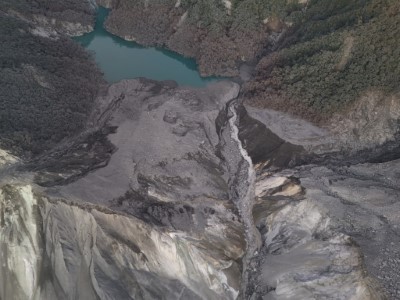 1141002堰塞湖空拍