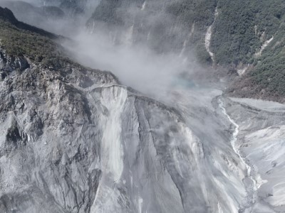 114年10月12日空拍堰塞湖區，水位無明顯變化。