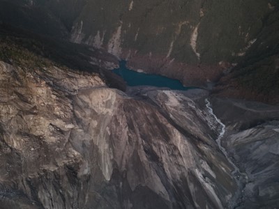 114年10月13日空拍堰塞湖區，水位無明顯變化。
