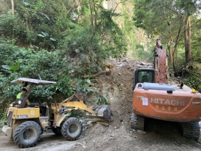 燕子口堰塞湖毗鄰中橫公路 動員機具進場評估壩體降挖