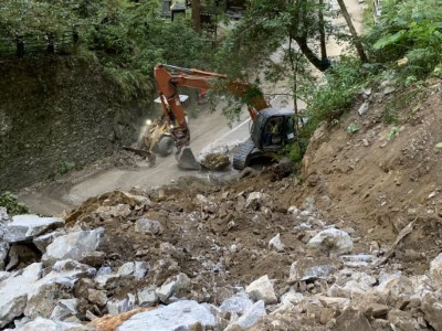 燕子口堰塞湖毗鄰中橫公路 動員機具進場評估壩體降挖