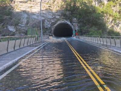 燕子口堰塞湖溢流至台8線魯丹橋橋面（靳珩隧道東口）