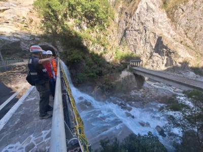 燕子口堰塞湖溢流至台8線魯丹橋橋面（靳珩隧道東口）