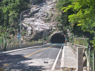 燕子口堰塞湖溢流至台8線魯丹橋橋面（靳珩隧道東口）
