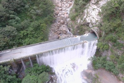 114年10月24日燕子口堰塞湖-橋面溢流
