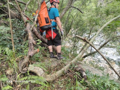 114年10月24日燕子口堰塞湖施工工作人員進行刷坡作業勘查