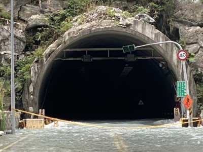 114年10月25日立霧溪燕子口堰塞湖-橋面溢流