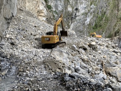 施工便道已推進到達壩頂，預計進行壩頂部分空間降挖作業。