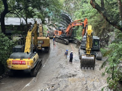 114年10月28立霧溪燕子口堰塞湖原滲流處出現擴大潰決情形