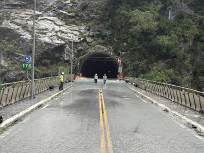 114年10月28立霧溪燕子口堰塞湖原滲流處出現擴大潰決情形