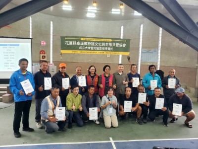 由花蓮分署頒發感謝狀予各獵人小組組長