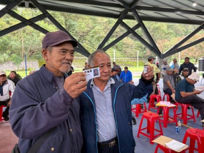 部落獵人開心領獲狩獵證