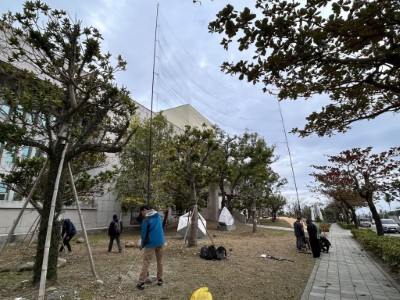 研究人員架設網具捕捉狐蝠，以安裝發報器追蹤(陳湘繁提供)