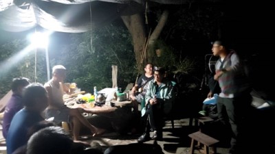 花蓮分署玉里工作站人員前往現場與村長及族人溝通，討論因應策略與行動。