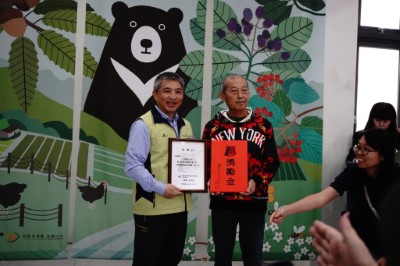 林業保育署花蓮分署長黃群策（左）頒發台灣黑熊生態給付獎勵金予通報人何智超
