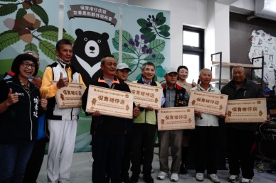 林業及自然保育署花蓮分署與保育柑仔店合影