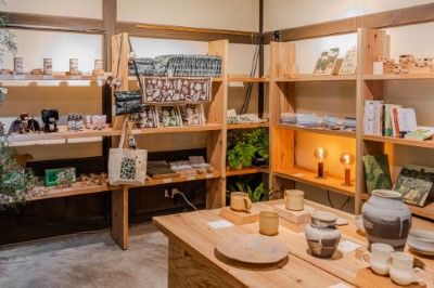 展場特別規劃「森林小賣所」，集結參展藝術家小型作品、林業保育署各分署精選山林製造選品與展覽限定周邊，讓觀眾將森林的美好感動帶回家。