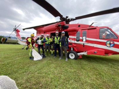 內政部空勤總隊直升機、消防署特種搜救人員及成大防災中心團隊。