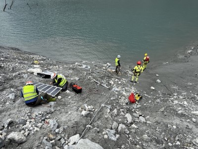 收回投入式水位計，同時於湖區重新安裝新的側岸式水位計。