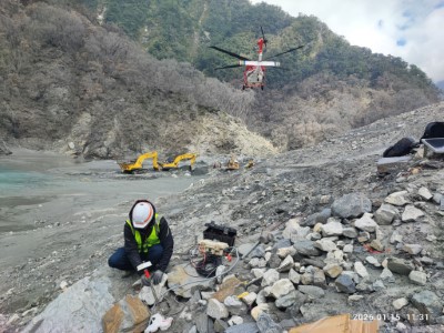 收回投入式水位計，同時於湖區重新安裝新的側岸式水位計。