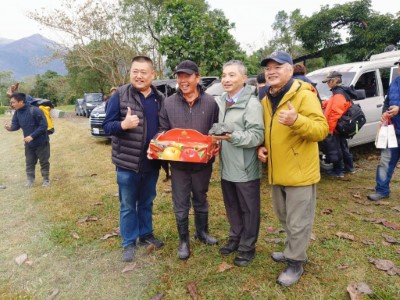 黃群策分署長(右二)致贈蘋果，感謝團隊辛勞、平安歸來。
