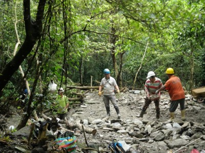 以砌石橫跨被豪雨沖刷的溪溝地形